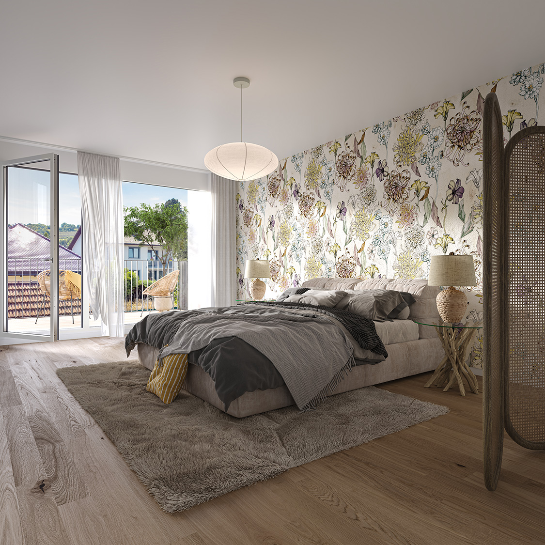 Schlafzimmer-Innenansicht mit großem Bett, floraler Akzentwand und bodentiefen Fenstern, die auf den Balkon führen.